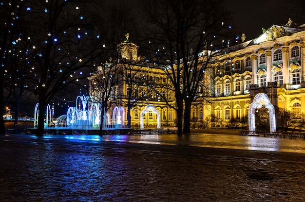 Prachtige nachtfoto Paleisplein Sint-Petersburg Nieuwjaarskerstboom Winterpaleis