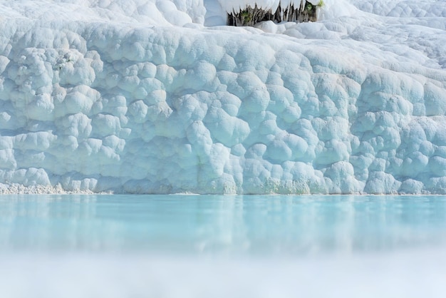 Prachtige natuur achtergrond met witte kalkstenen muur en intreepupil thermaal water Zachte selectieve aandacht Schoonheid van de natuur Gezondheid en wellness concept