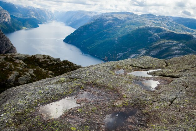 Prachtige natuur landschap in noorwegen. verbazingwekkende wilde natuur in europa.