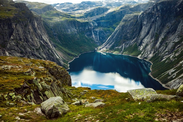 Prachtige natuur landschap in Noorwegen. Verbazingwekkende wilde natuur in Europa.