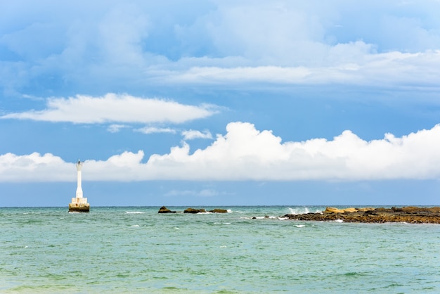 Prachtige natuur landschap van de zee, rots en vuurtoren in de buurt van de kust op blauwe hemel zomer achtergrond op koh tarutao island national park, provincie satun, thailand