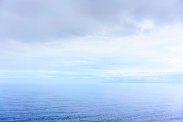 Prachtige natuur, lucht, zee en horizon vanaf de zeeklip, Schotland