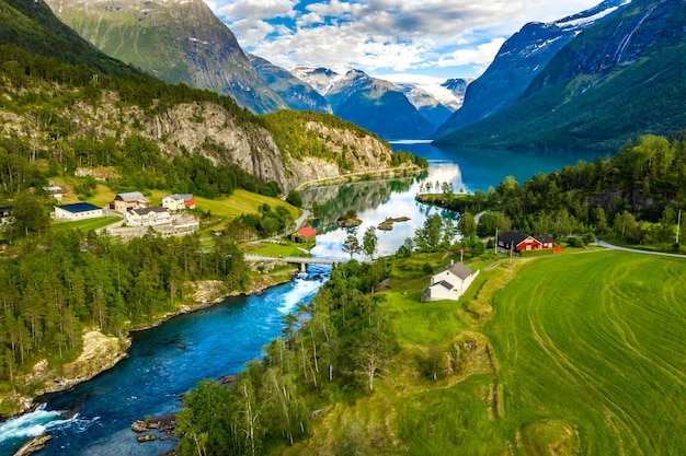 Prachtige natuur Noorwegen natuurlijke landschap. lovatnet meer Lodal vallei.