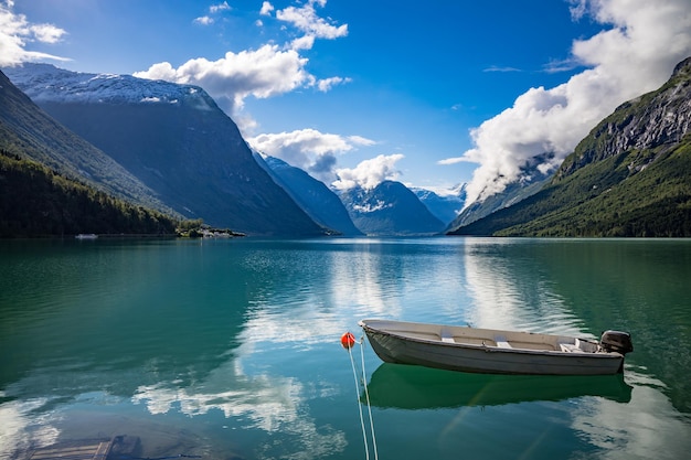 Prachtige natuur Noorwegen natuurlijke landschap. lovatnet meer Lodal vallei.