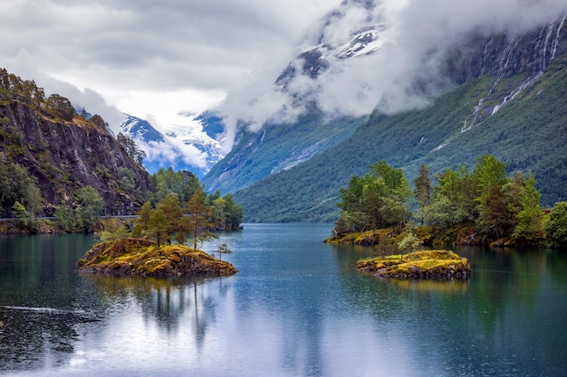 Prachtige natuur noorwegen natuurlijke landschap. lovatnet meer.