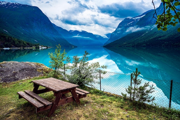 Prachtige natuur Noorwegen natuurlijke landschap. lovatnet meer.