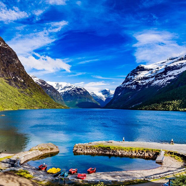 Prachtige natuur Noorwegen natuurlijke landschap. lovatnet meer.