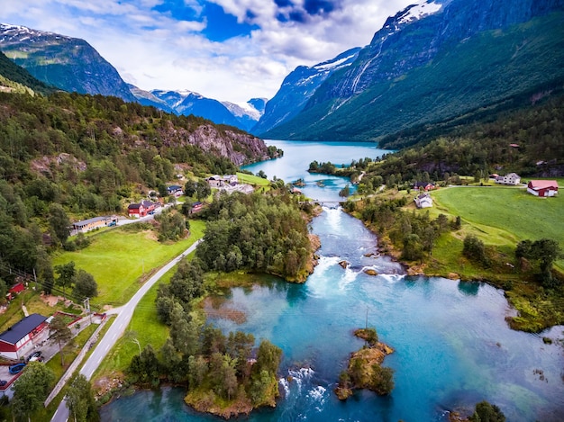 Prachtige natuur Noorwegen natuurlijke landschap luchtfotografie. lovatnet meer.