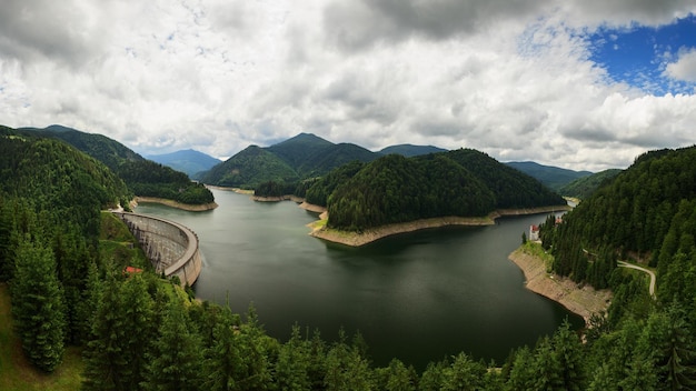 Prachtige natuur. Panorama. Bergen, heuvels, bos en rivier.