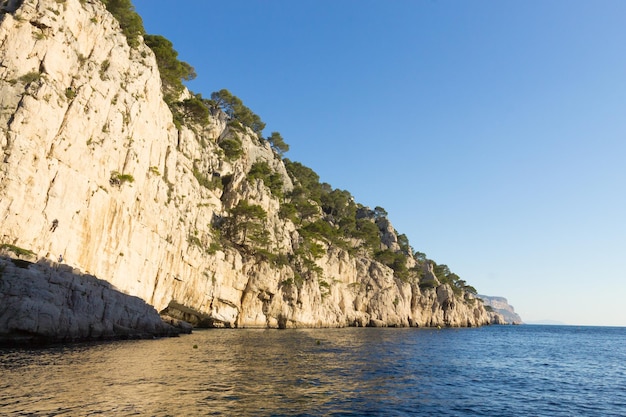 Prachtige natuur van Calanques aan de azuurblauwe kust van Frankrijk. Nationaal Park Calanques in de buurt van Marseille. Natuur en buiten