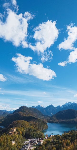 Prachtige natuur van de europese alpen landschapsmening van alpine bergen meer en dorp op een zonnige dag reis- en bestemmingslandschap