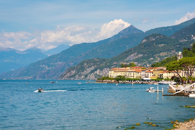 Prachtige natuur van het Comomeer Italië in de zomer beroemde toeristische bestemming