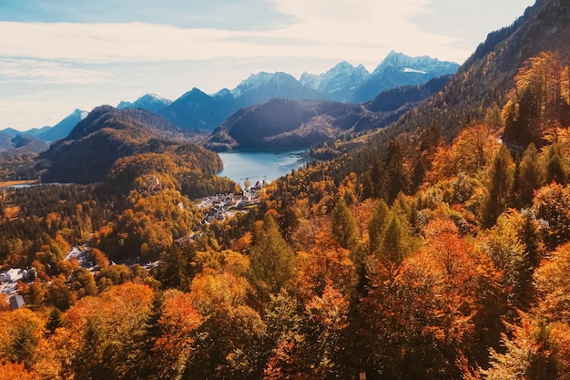 Prachtige natuur van het landschap van de Europese Alpen op het bergmeer en het dorp in de herfst in reizen en bestemmingen in de herfst