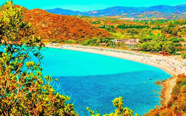 Prachtige natuur van Villasimius en met blauwe wateren van de Middellandse Zee op het eiland Sardinië in Italië in de zomer. provincie Cagliari. Landschap en landschap