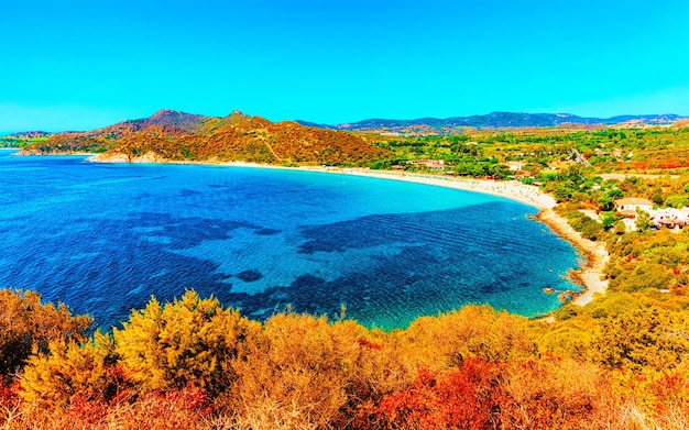 Prachtige natuur van Villasimius en met blauwe wateren van de Middellandse Zee op het eiland Sardinië in Italië in de zomer. provincie Cagliari. Landschap en landschap