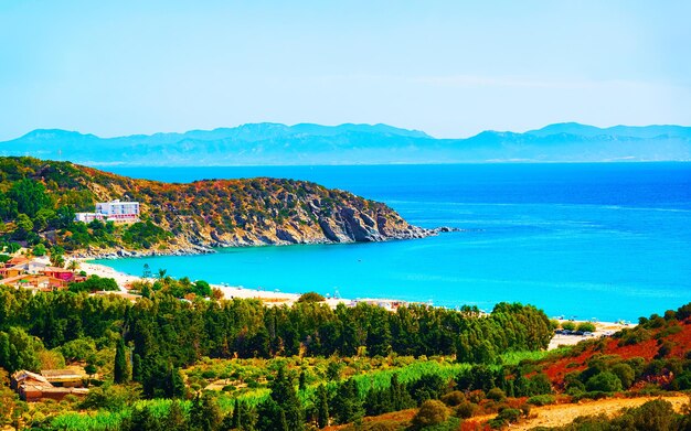 Prachtige natuur van Villasimius en met blauwe wateren van de Middellandse Zee op het eiland Sardinië in Italië in de zomer. provincie Cagliari. Landschap en landschap