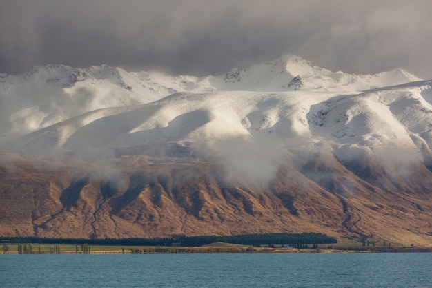 Prachtige natuurlijke landschappen in mount cook national park, south island, nieuw-zeeland