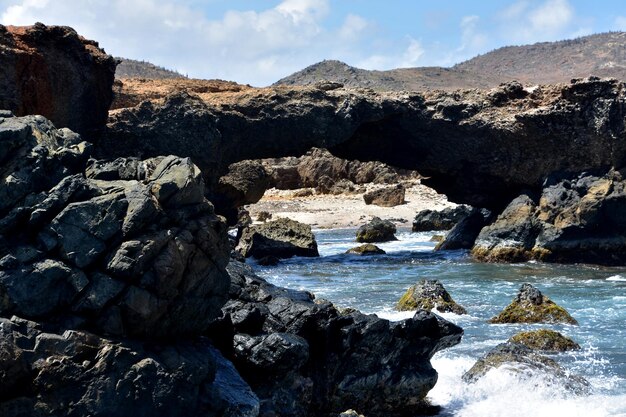 Foto prachtige natuurlijke rotsboog aan de kust van aruba