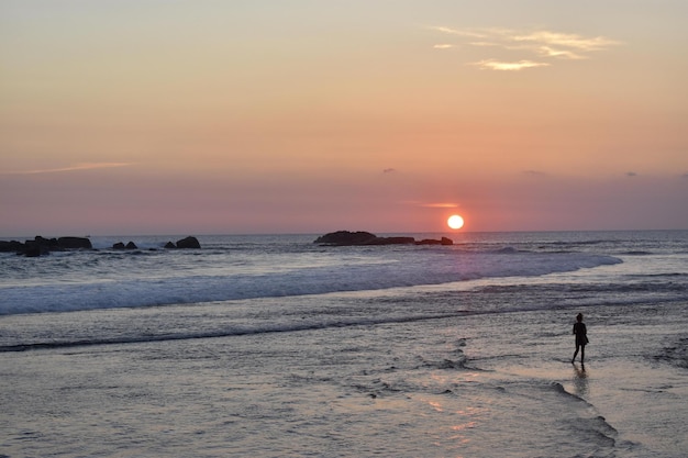 Prachtige natuurzonsondergang op het strand