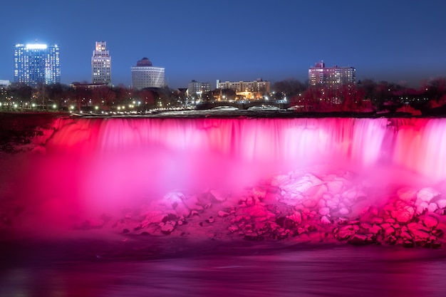 Prachtige Niagara-watervallen 's nachts