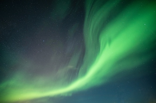 Prachtige noorderlicht, Aurora borealis dansen op nachtelijke hemel