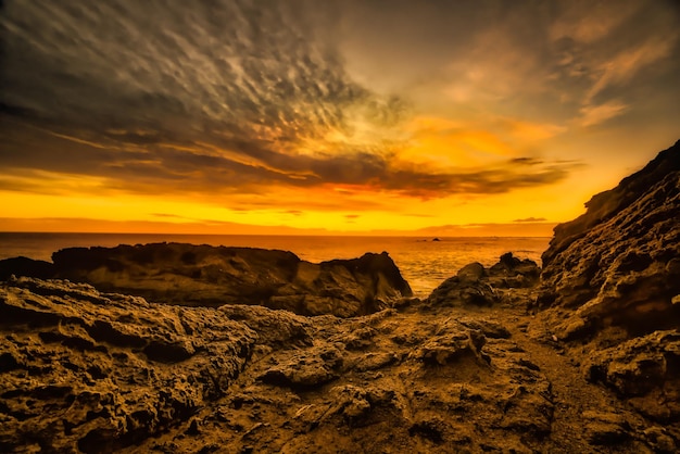 Prachtige oranje zonsondergang bij Kaap Palliser