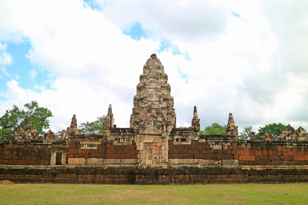 Foto prachtige oude khmer tempelruïnes van prasat sdok kok thom in de provincie sa kaeo, thailand