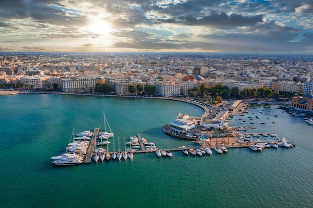 Prachtige panoramische luchtfoto foto van vliegende drone bij zonsondergang naar Bari Apulia City havenboten en jachten Sea Coastline, Teatro Margherita en de skyline van de stad Bari.