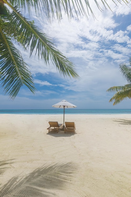 Prachtige panoramische natuur. Tropische strandzonsondergang als landschap van het zomereiland met stoelenparaplu