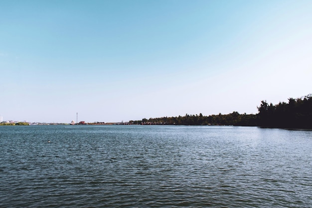 Prachtige rivier van Mangalore met kleine vissersboten geparkeerd