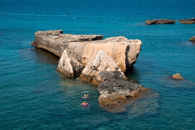 Prachtige rotsachtige zeekust in Italië met helder water en stapels