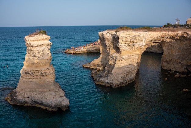 Prachtige rotsachtige zeekust in Italië met helder water en stapels