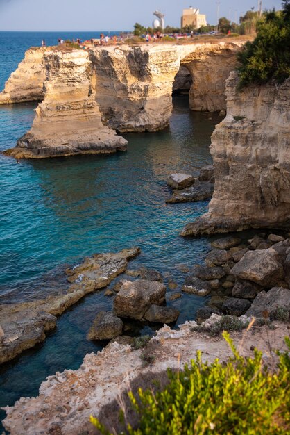 Prachtige rotsachtige zeekust in Italië met helder water en stapels