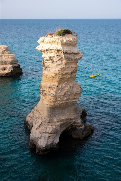 Prachtige rotsachtige zeekust in Italië met helder water en stapels