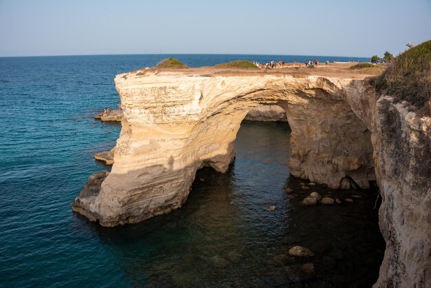 Prachtige rotsachtige zeekust in Italië met helder water