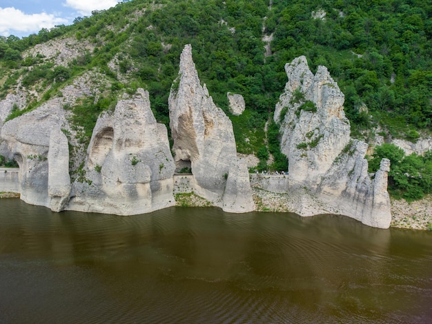 Prachtige rotsen of Chudnite Skali Luchtfoto van een brug over het Tsonevo-meer Bulgarije