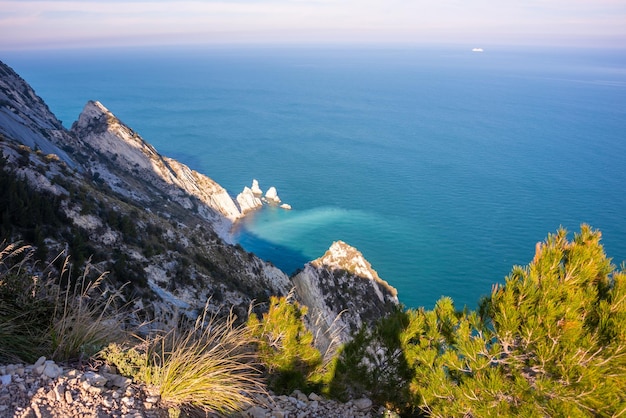 Prachtige rotskust in de Middellandse Zee van bovenaf gezien