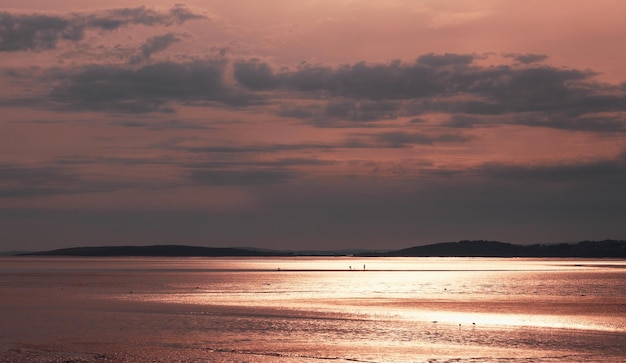 Prachtige roze zonsondergang aan zee