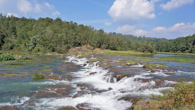 Prachtige schilderachtige landschappen van pykara falls