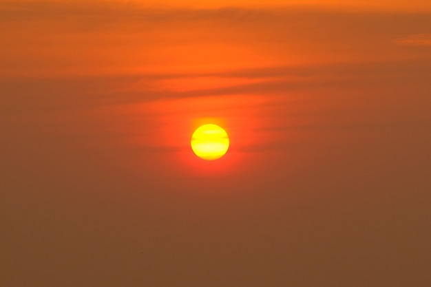 Prachtige schilderachtige van de sterke zonsopgang met zilveren voering en wolk aan de oranje hemel