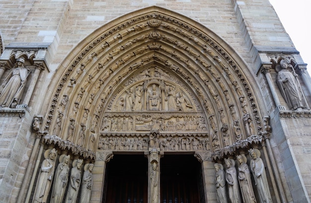 Prachtige sculpturale architectonische details van de Notre Dame-kathedraal in Parijs Frankrijk Vóór de brand