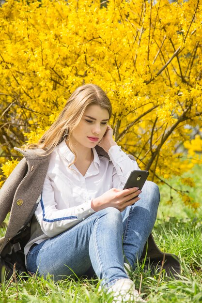 Prachtige seizoensgebonden levensstijl - wandeling in het park met een smartphone