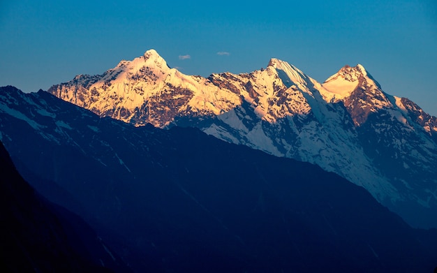 prachtige Shining Mount Gensh-reeks met ochtendzonsopgangstralen, Gorkha, Nepal.