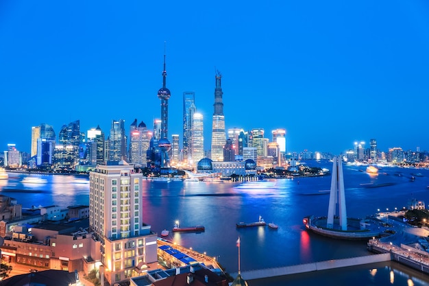 Prachtige skyline van shanghai en huangpu-rivier in het vallen van de avond ChinaxAxA