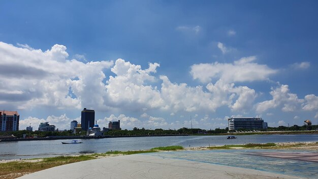 Prachtige stad in de buurt van zee