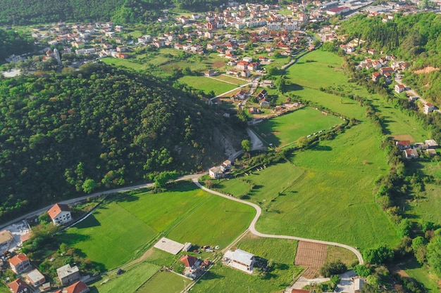 Prachtige stad in een groene bergvallei bovenaanzicht