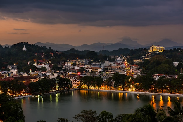 Prachtige stad Kandy en meer 's nachts, Kandy, Sri Lanka