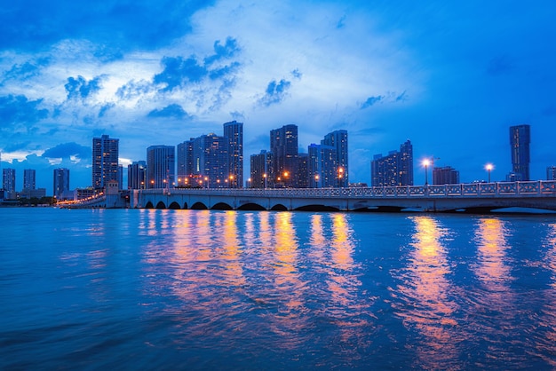 Prachtige stad van Miami, Florida skyline en baai met nachtwolken Miami Night Downtown stad Florida