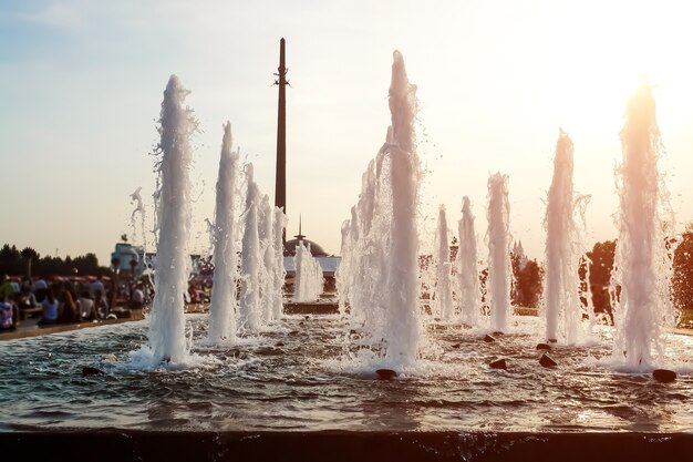 Prachtige stadsfonteinen gelanceerd in de zomer