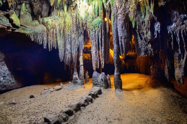 prachtige stalactiten en stalagmieten in de grot Tham Lay Khao Kob in Trang, Thailand